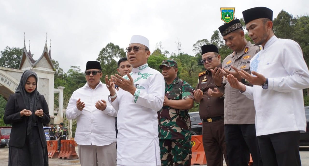 Ustaz Das’ad Latif bersama  Pemko Padang Panjang dan Forkopimda  Doa Bersama di Jembatan Kembar